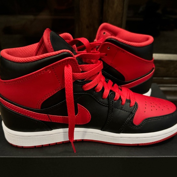 AIR JORDAN 1 MID (Black/Fire Red-White) - Picture 9 of 11